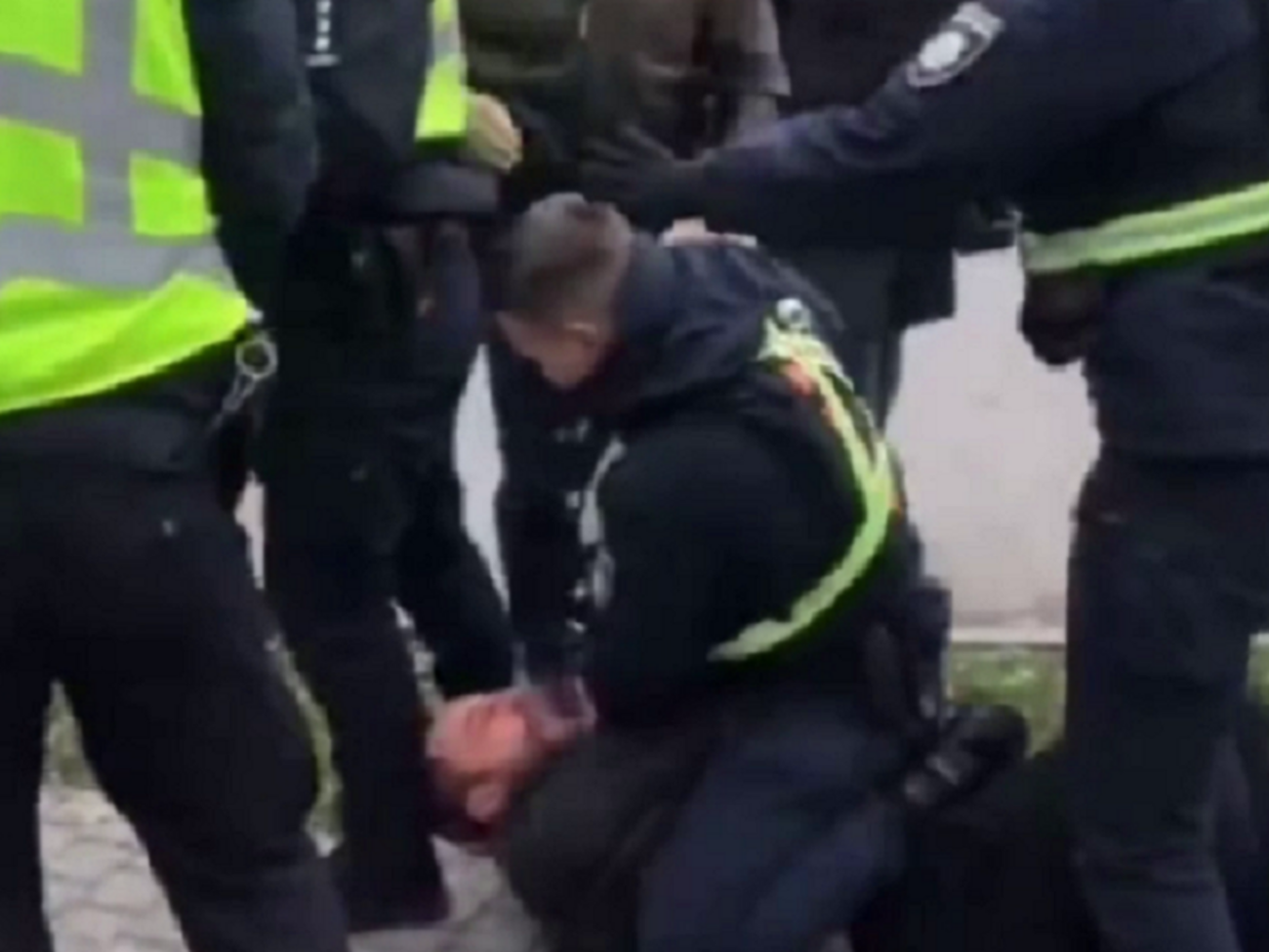 С места инцидента обнародовали несколько видео