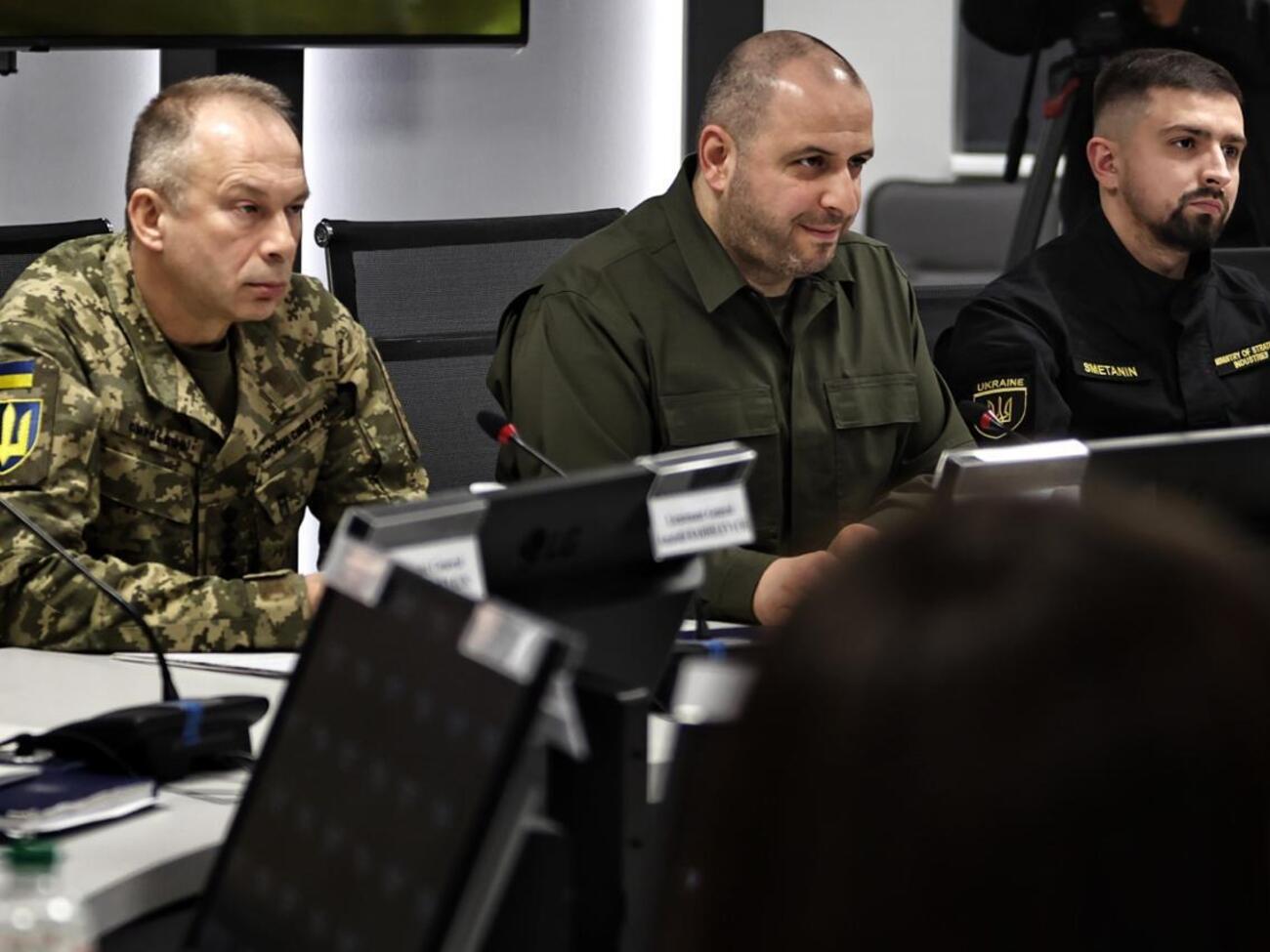 Міністр оборони України (у центрі) має намір зробити запит у Сеула на зброю для захисту від РФ