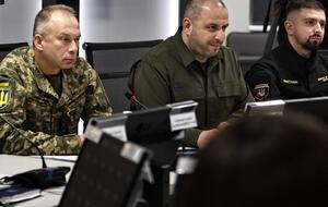 Міністр оборони України (у центрі) має намір зробити запит у Сеула на зброю для захисту від РФ