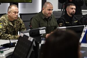 Міністр оборони України (у центрі) має намір зробити запит у Сеула на зброю для захисту від РФ