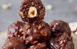 Домашні цукерки можна прикрасити сухофруктами