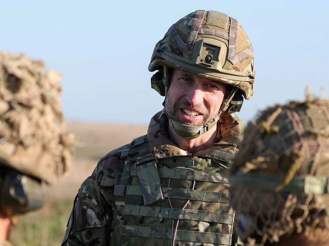 Принц Уильям прибыл на полигон, сменив деловой костюм на военную форму