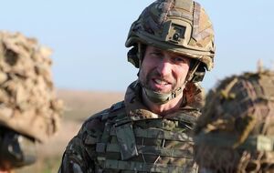 Принц Уильям прибыл на полигон, сменив деловой костюм на военную форму