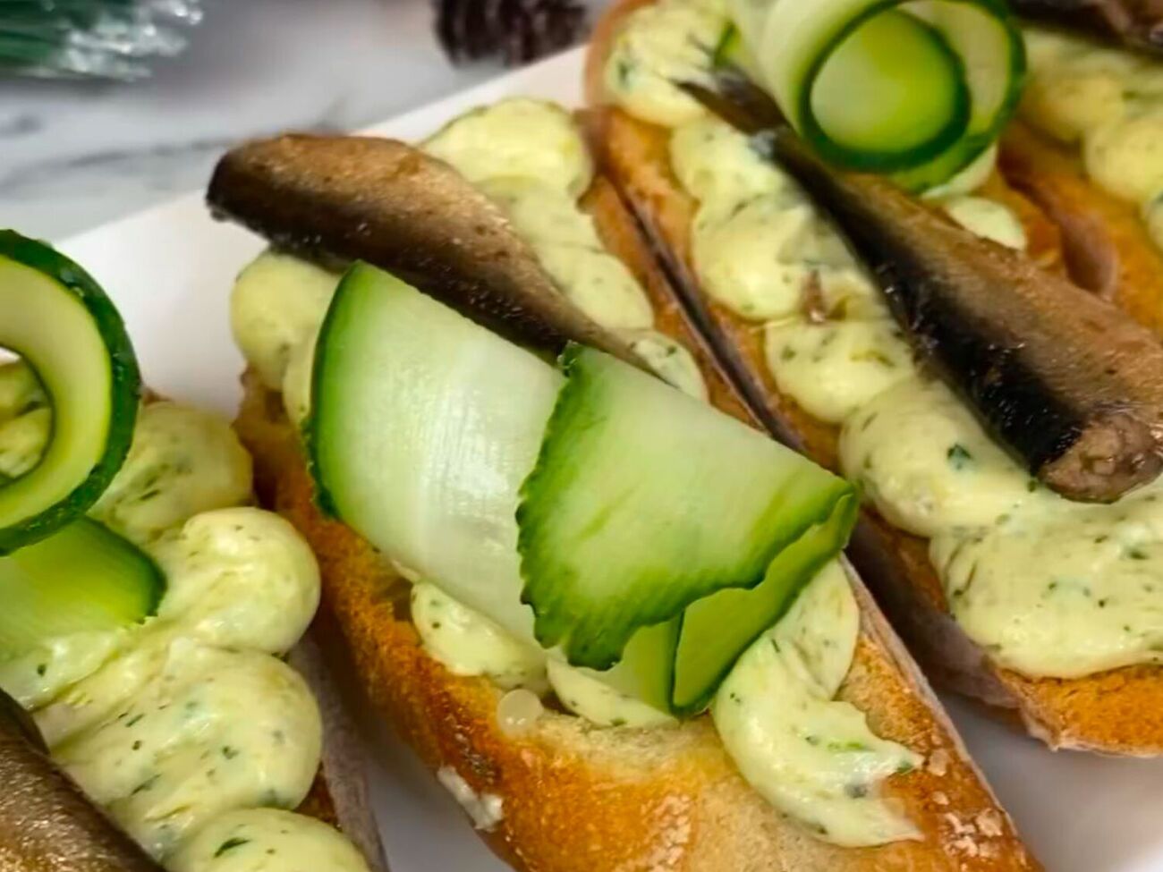 Бутерброди зі шпротами – смачний і бюджетний варіант закуски