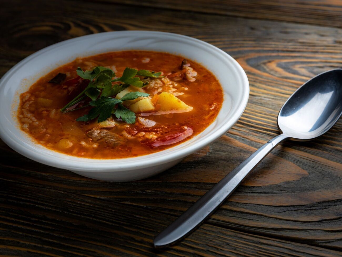 Суп подають зі свіжою зеленню