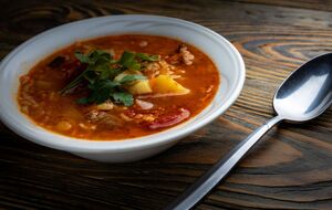 Суп подають зі свіжою зеленню