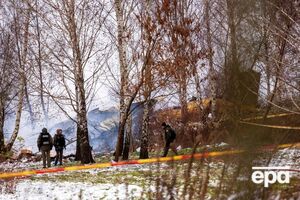 Експерти працюють із чорними скриньками літака, який упав