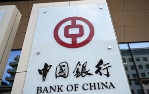До призначення на посаду глави Bank of China Лянге працював у Народному банку Китаю й Експортно-імпортному банку Китаю