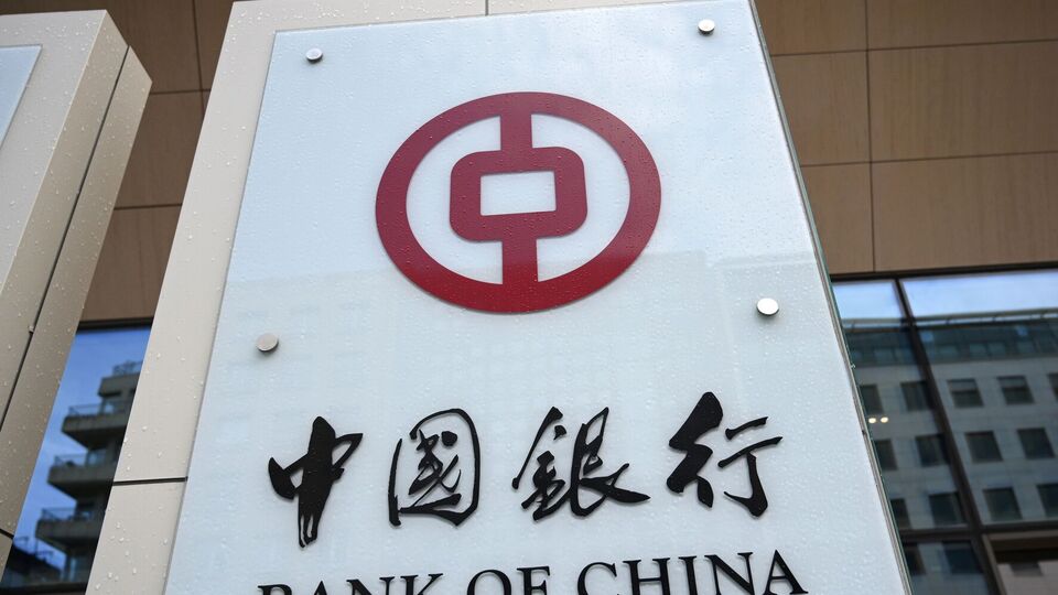 До призначення на посаду глави Bank of China Лянге працював у Народному банку Китаю й Експортно-імпортному банку Китаю