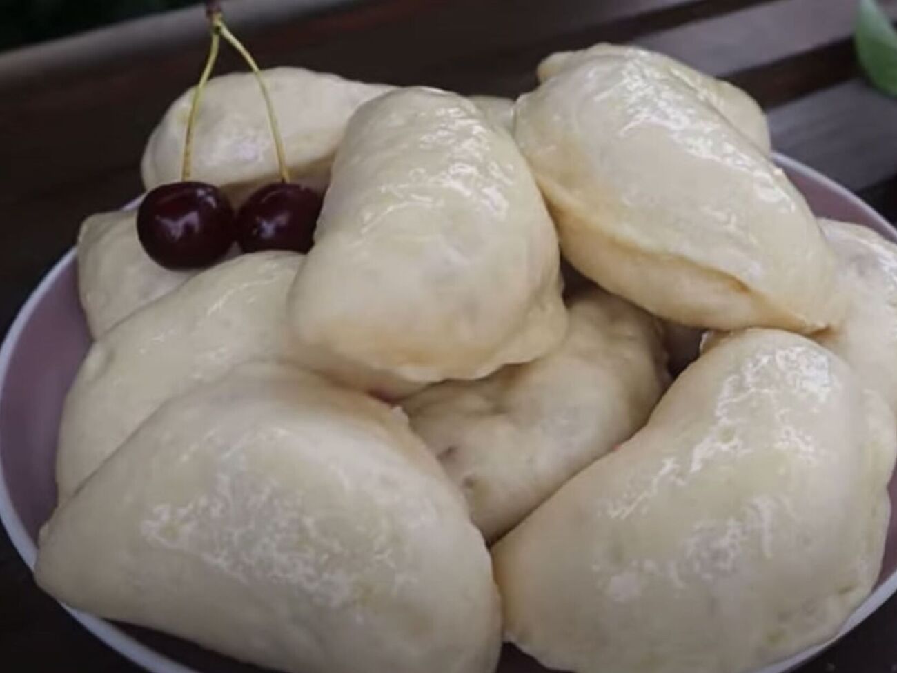 Готовые вареники смажьте сливочным маслом