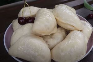 Готовые вареники смажьте сливочным маслом