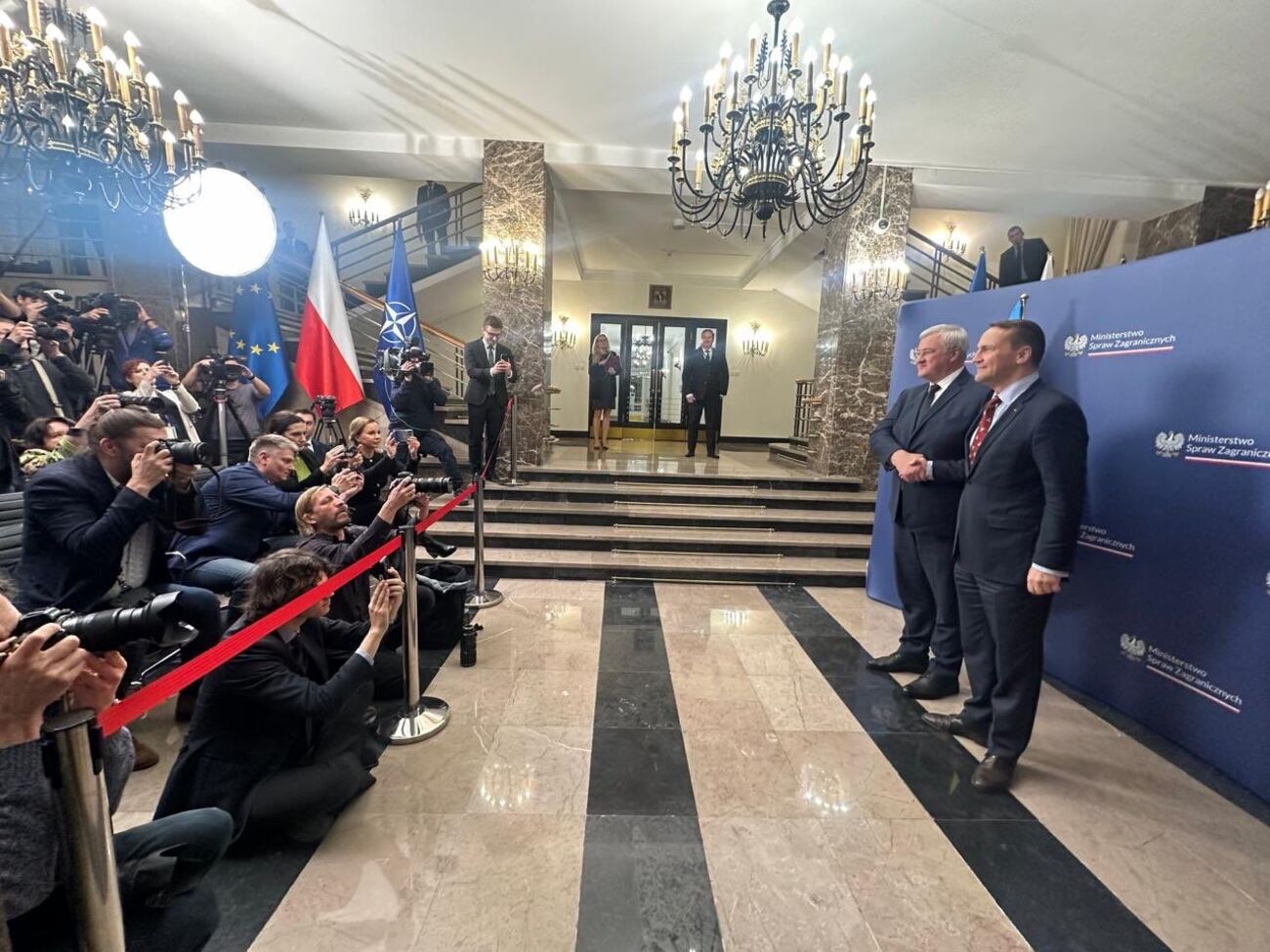 Сикорский считает, что пункты пропуска на границе нельзя блокировать