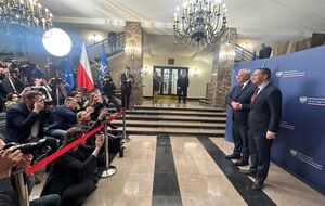 Сикорский считает, что пункты пропуска на границе нельзя блокировать