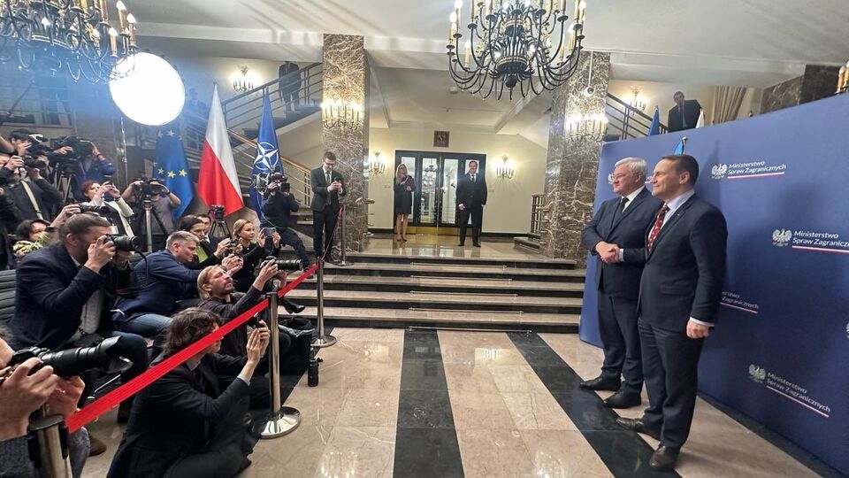 Сикорский считает, что пункты пропуска на границе нельзя блокировать