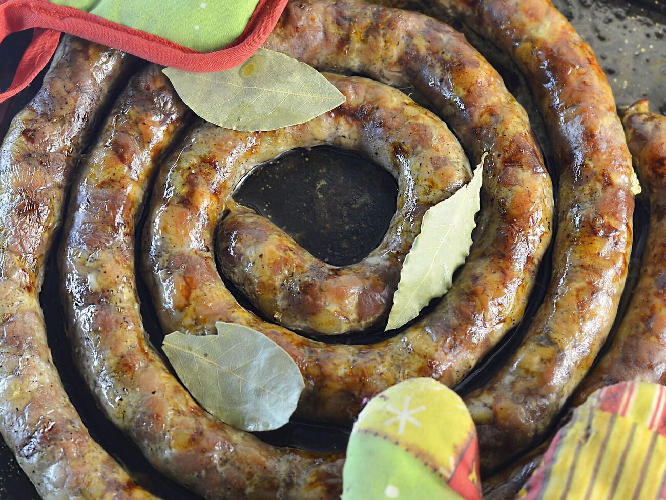 Колбасу запекают до румяности