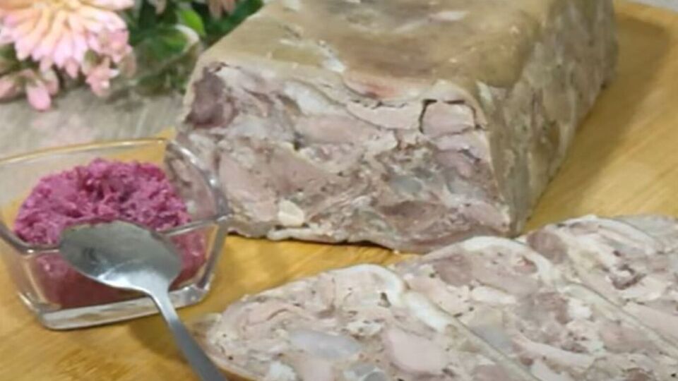Зельц за рецептом блогерки добре тримає форму