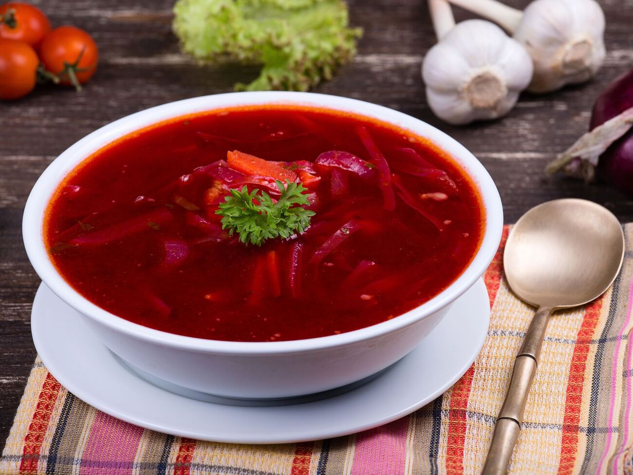 Из-за длительного обжаривания овощей борщ может потерять цвет