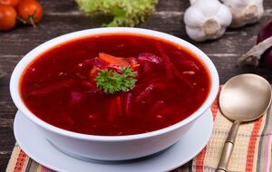Из-за длительного обжаривания овощей борщ может потерять цвет
