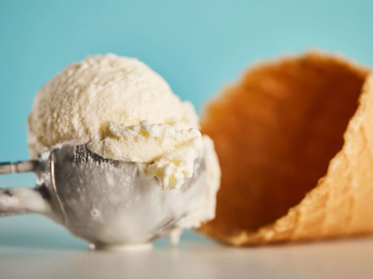 Кулинар положил мороженое в рожок