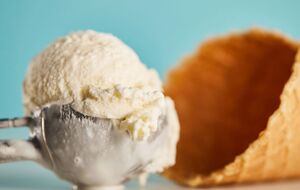 Кулинар положил мороженое в рожок