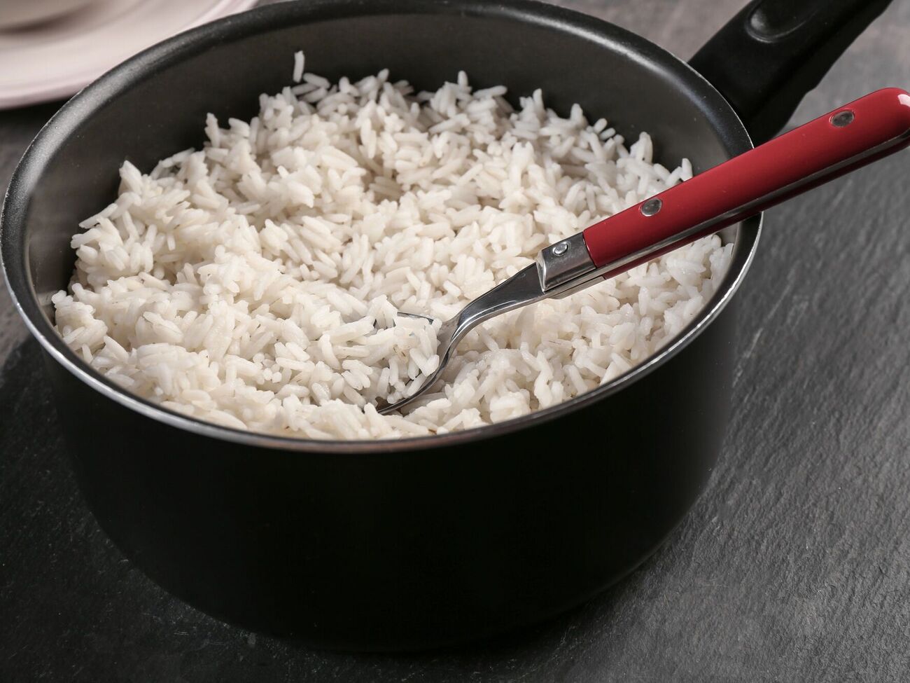Блогер рекомендует в конце слить остатки воды, в которой готовился рис, через сито
