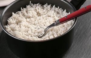 Блогер рекомендует в конце слить остатки воды, в которой готовился рис, через сито