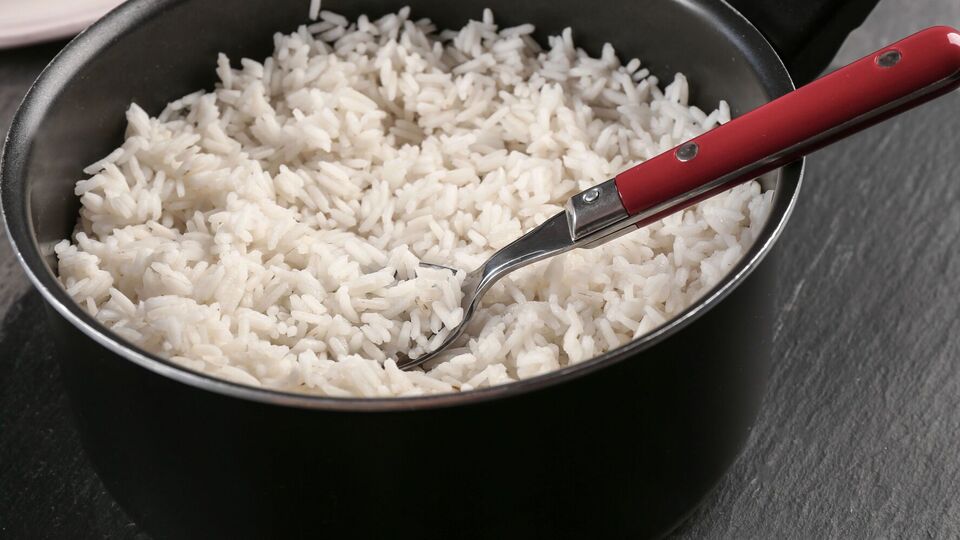 Блогер рекомендует в конце слить остатки воды, в которой готовился рис, через сито