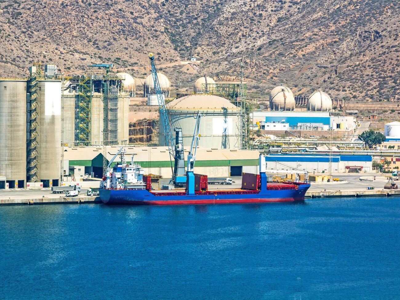 РФ продолжает поставлять нефтепродукты танкерами "теневого флота", несмотря на санкции