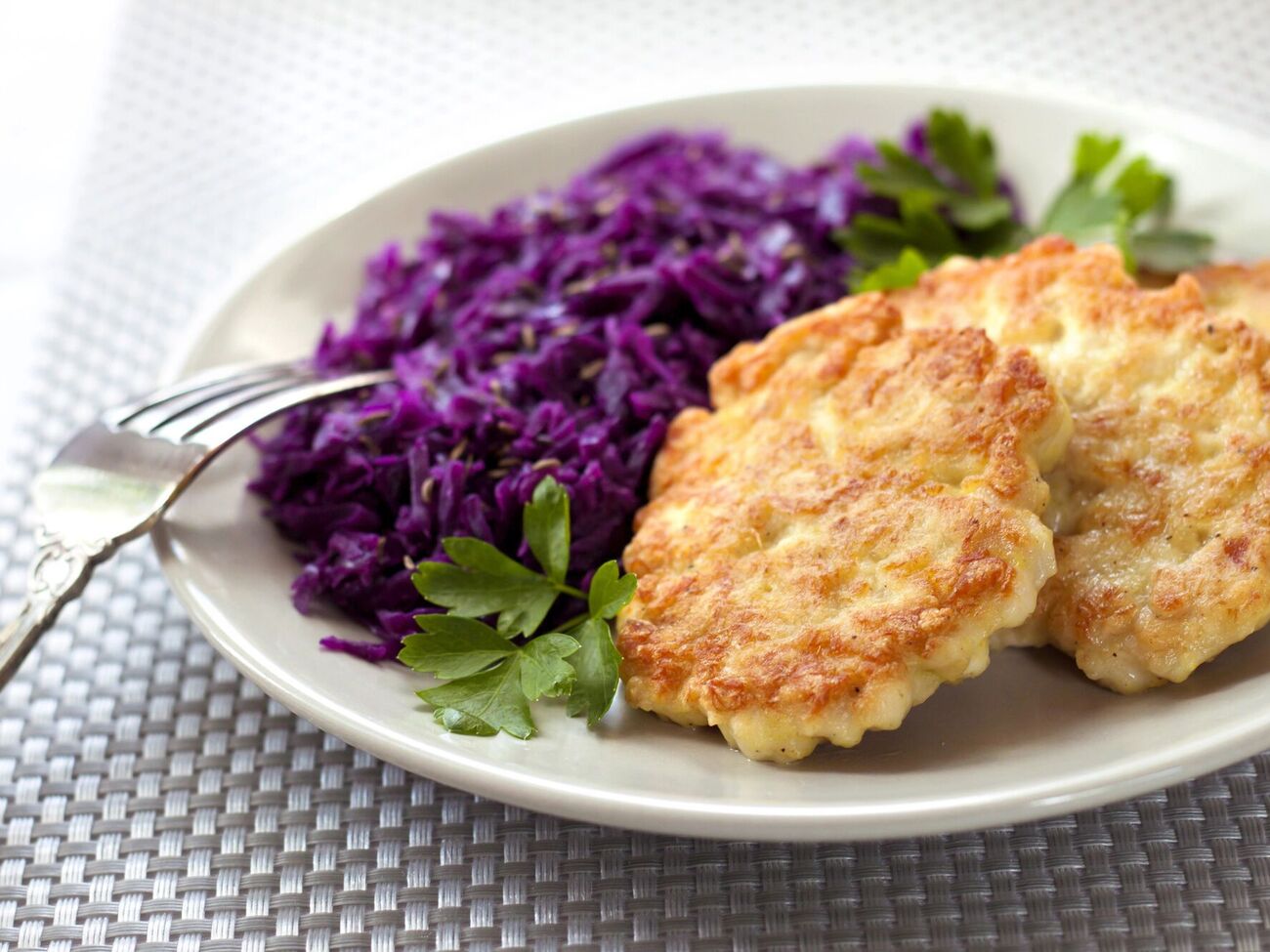 Куриные оладьи особо вкусны с картофельным пюре