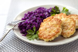Куриные оладьи особо вкусны с картофельным пюре