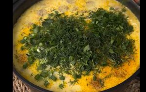 Для супу знадобляться мисливські ковбаски і плавлений сир