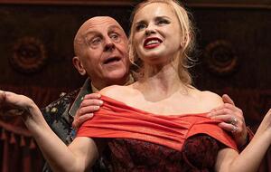 Спектакль "Кролик Гарви" в Молодом театре – один из самых популярных в репертуаре