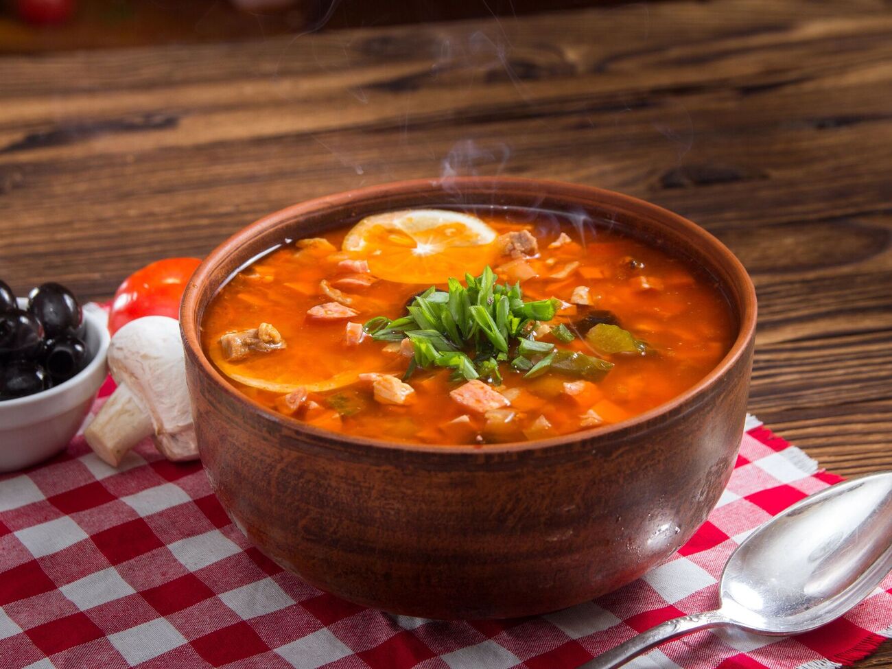 М'ясна солянка – ідеальний обід у холодну пору року