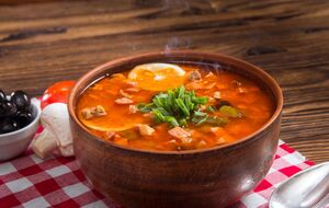 М'ясна солянка – ідеальний обід у холодну пору року