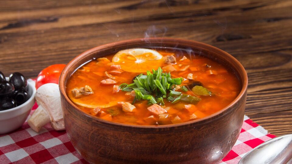 М'ясна солянка – ідеальний обід у холодну пору року