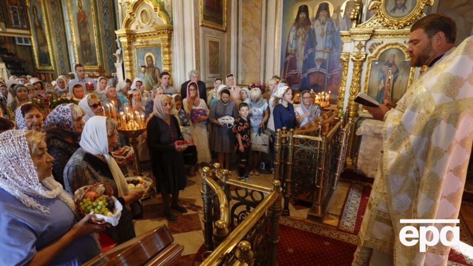 Согласно закону о запрете русской церкви в Украине, по состоянию на сегодняшний день УПЦ МП имеет еще шесть месяцев, чтобы разорвать связи с РПЦ