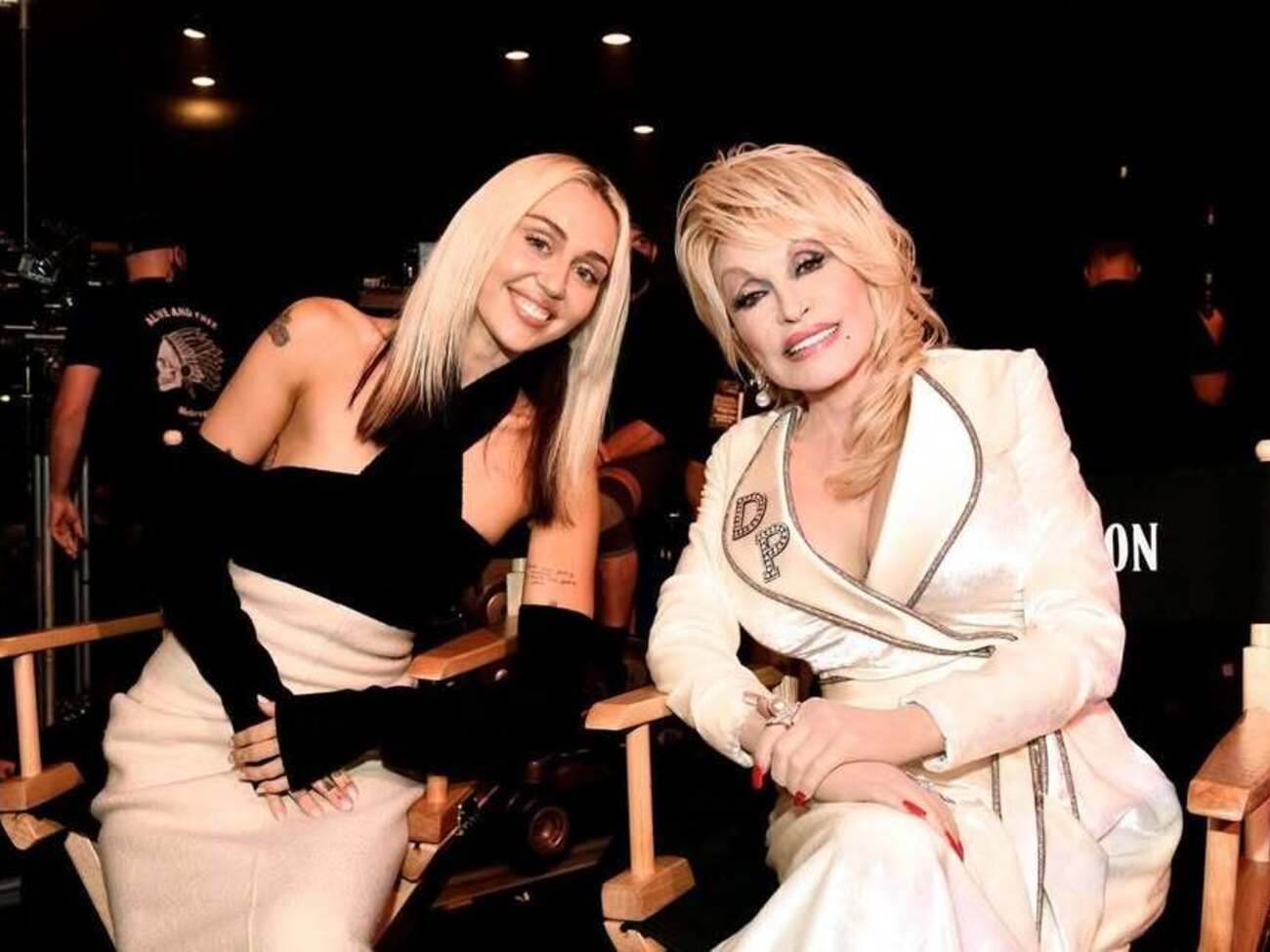 Партон запевняла хрещеницю, що пісня не підходить їй за віком