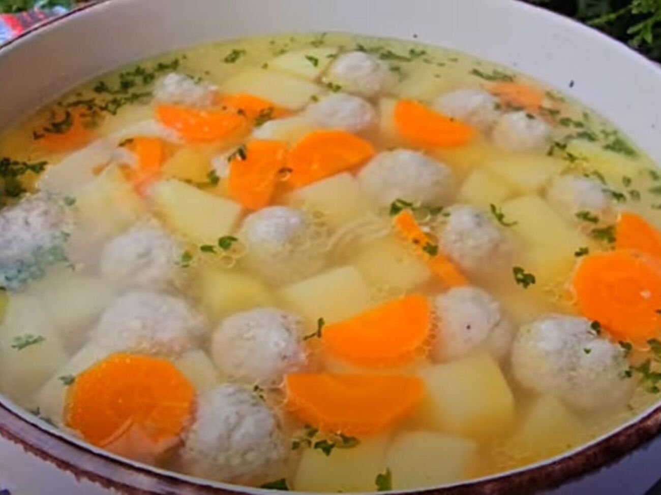 Для супа понадобятся морковь, картофель, лапша и фарш