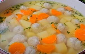 Для супу треба морква, картопля, локшина й фарш