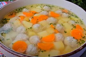 Для супа понадобятся морковь, картофель, лапша и фарш