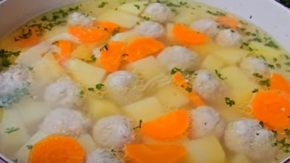 Для супа понадобятся морковь, картофель, лапша и фарш