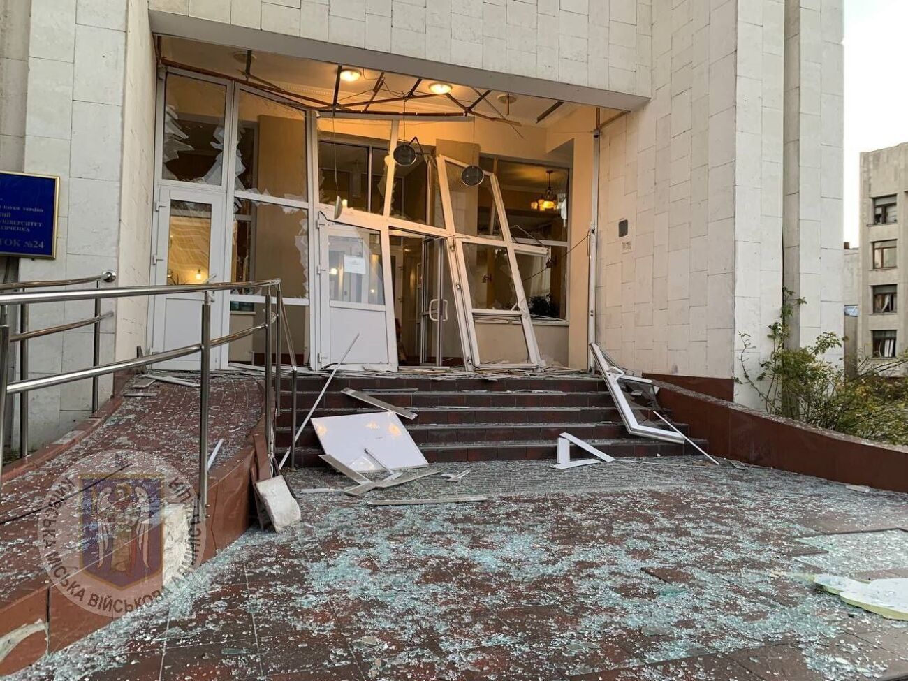 Вибухова хвиля пошкодила скління вікон гуртожитку та в офісній будівлі