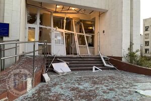 Вибухова хвиля пошкодила скління вікон гуртожитку та в офісній будівлі