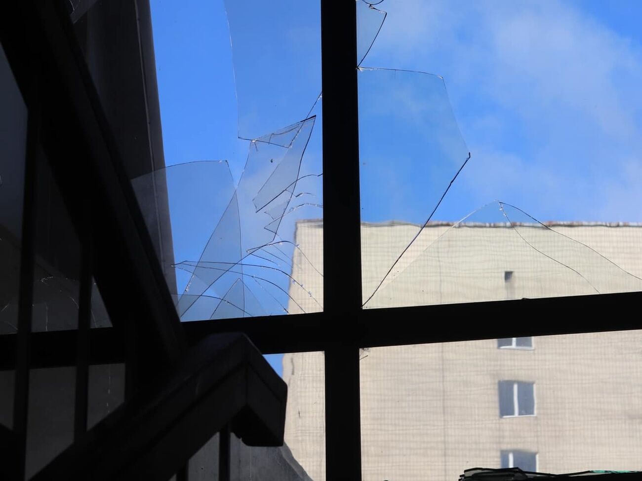 У будівлях повилітали вікна, подекуди – двері, студентів наразі перевели на дистанційний формат навчання