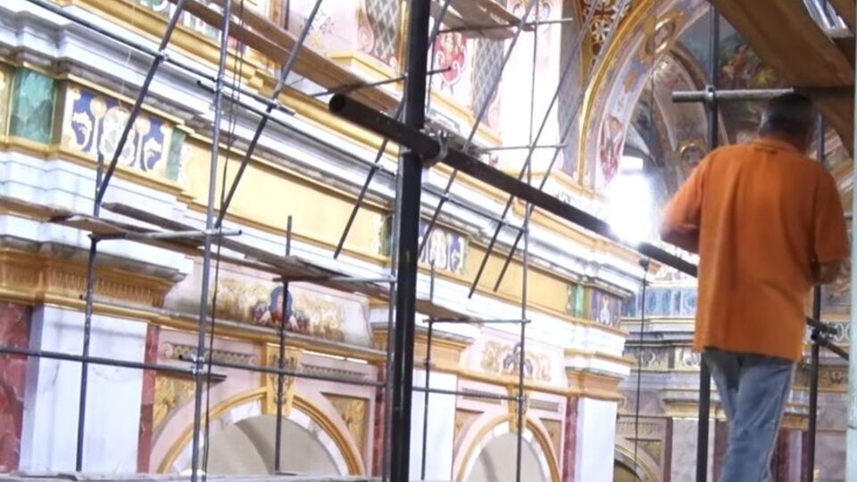 Іконописці пояснили появу портретів бізнесменів на фресках у храмі давньою традицією