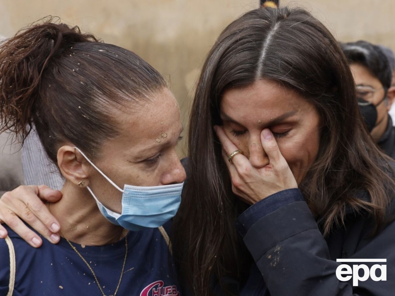 Королева Летиція плакала під час відвідування міста, яке найбільше постраждало від повеней