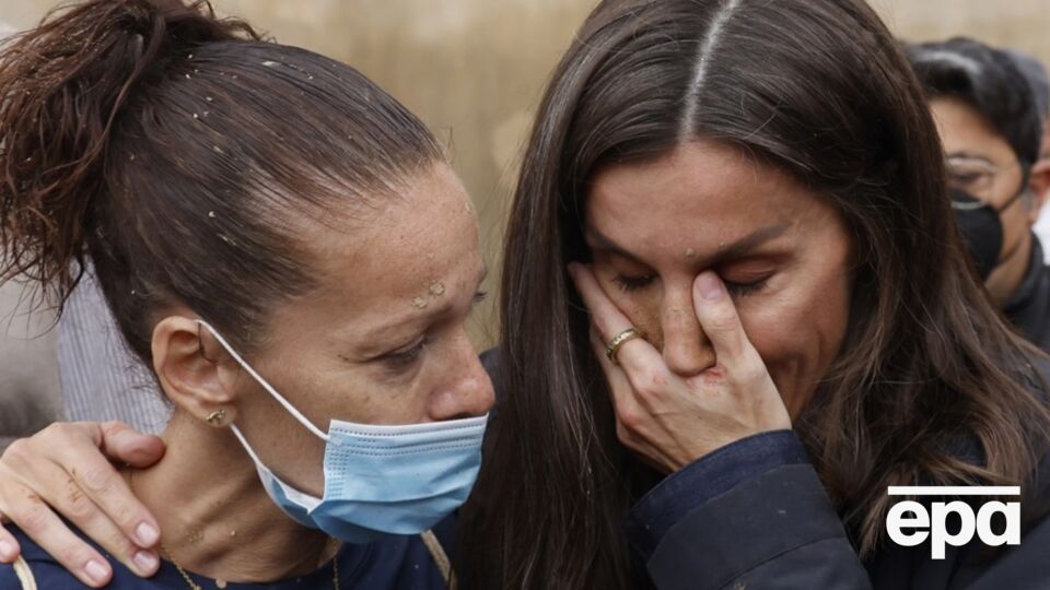 Королева Летиція плакала під час відвідування міста, яке найбільше постраждало від повеней