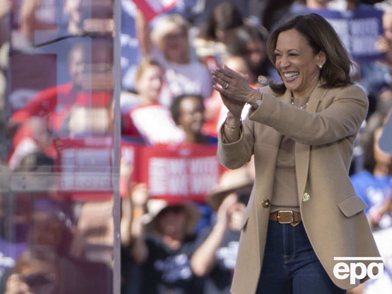 Харрис получила преимущество благодаря поддержке женщин, свидетельствуют результаты опроса