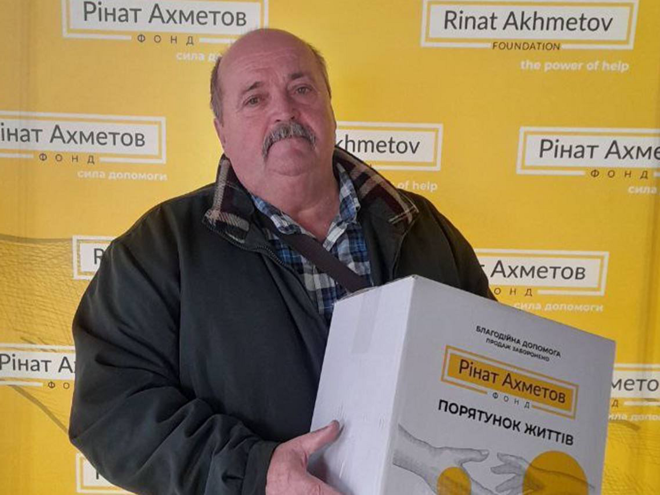 Фонд Рината Ахметова передает продукты переселенцам в Запорожье