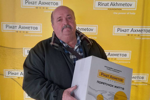 Фонд Рината Ахметова передает продукты переселенцам в Запорожье